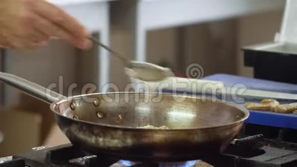 厨师在盘子里加盐手的特写动作视频的预览图