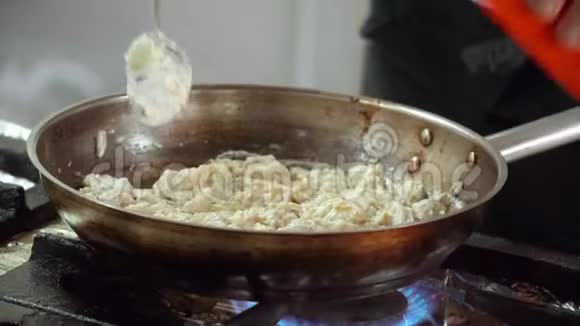 厨师把牛奶加在盘子里手的特写动作视频的预览图