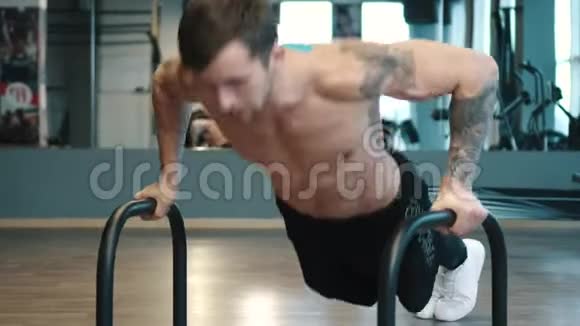 裸躯干在健身房里从地板上扭动的男人视频的预览图