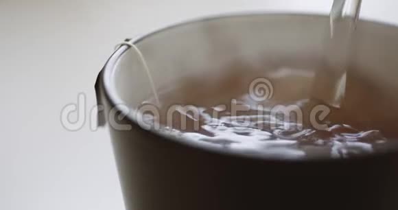 茶袋用杯子冲泡视频的预览图