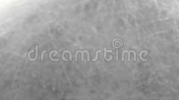 抽象的银色光泽划痕背景与水滴布鲁尔视频的预览图