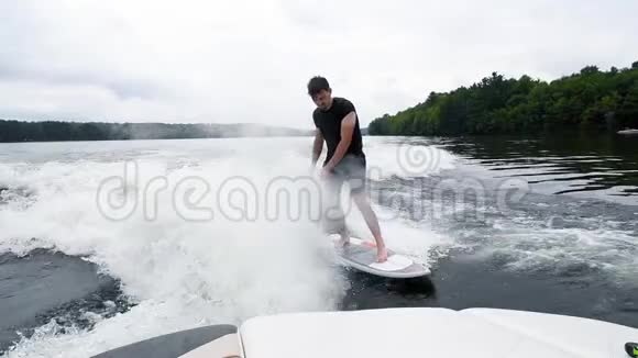 冲浪极限水上运动在湖上冲浪板上慢动作的年轻人视频的预览图
