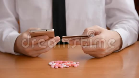药房客户用信用卡和电话支付药品视频的预览图
