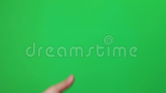 男人和女人的拳头在绿色的屏幕上铬基背景视频的预览图