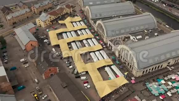 里加拉特维亚五月2019年空中无人机观查里加的中央市场旧机库和展馆附近的长廊视频的预览图