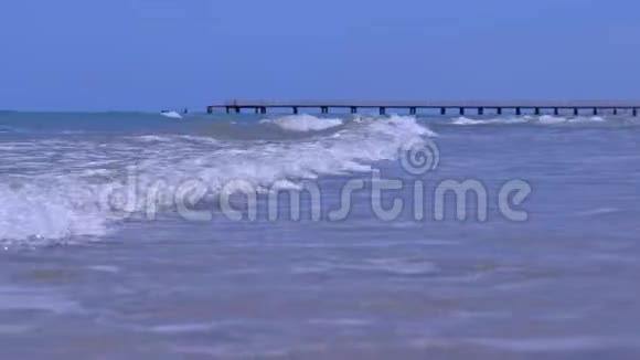 在暴风雨的日子里海洋中的天然泡沫巨浪背景是木墩视频的预览图