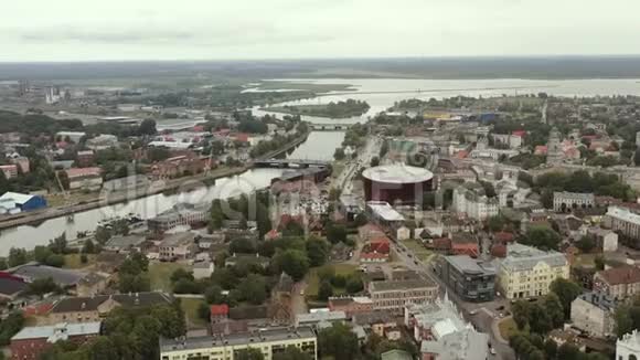 LIEPAJALATVIAJULY2019年空中无人机观利帕亚的城市景观音乐厅和波罗的海的河流运河视频的预览图