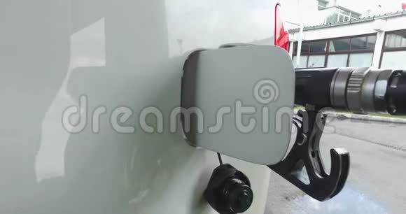 在白车加油在加油站近距离观看加油过程视频的预览图