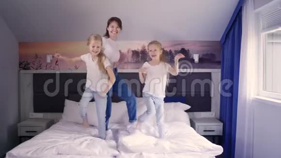 母亲和女儿在床上跳跃视频的预览图
