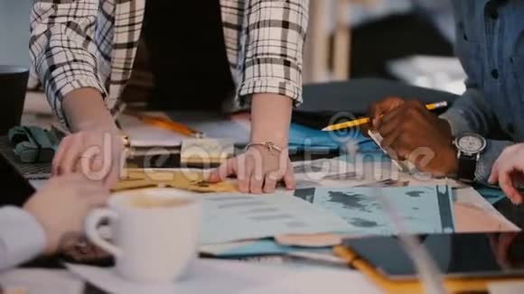 特写镜头商业公司女领导的手指着办公室桌上的文件在混合赛小组会议上视频的预览图