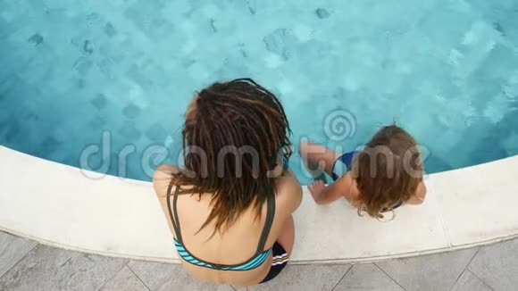 家人在酒店度假妈妈和女儿在游泳池附近视频的预览图