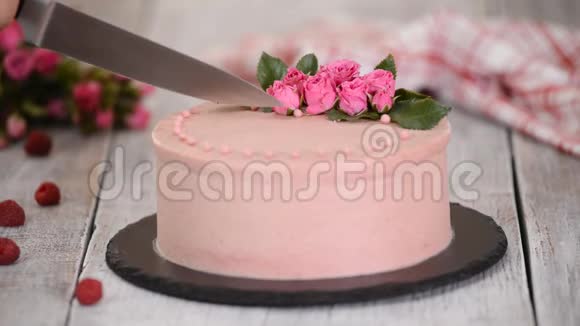 女人用玫瑰切一个漂亮的蛋糕甜食视频的预览图