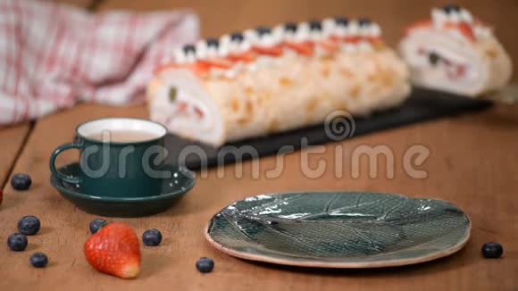 月桂蛋糕卷片放在一个有浆果的盘子里安娜帕夫洛娃甜点视频的预览图