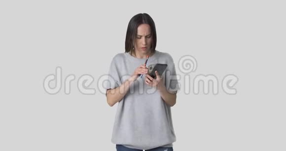 女人在白色背景下使用三种不同的手机视频的预览图