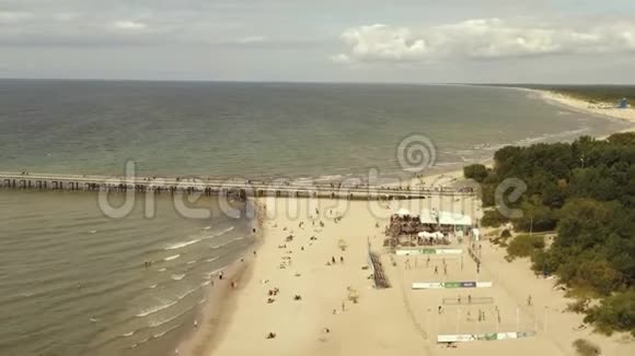 帕兰加立陶宛2019年7月鸟瞰著名码头的帕兰加沙滩波浪和绿色松树森林视频的预览图