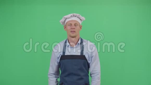 愤怒的成年男子用中国刀做饭视频的预览图