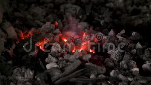 在一个锻造车间里的大块木炭上的红色火焰视频的预览图