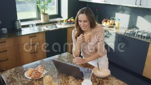 快乐的女人在电脑上聊天自上而下的微笑者在线聊天视频的预览图