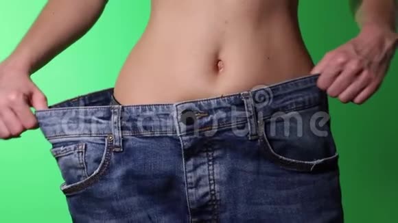 女孩测量腰部背景为关键Chroma广告视频的预览图