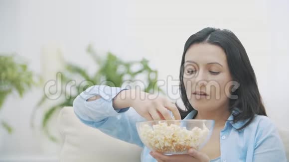 慢点她是个可爱的女人正在嚼爆米花好吃好吃复制空间4K视频的预览图