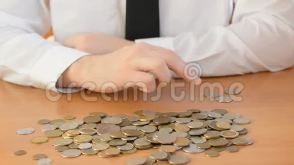小工资概念人手数硬币在木桌上视频的预览图