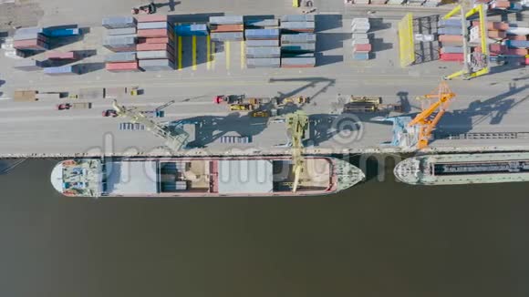 高空俯视港口码头停泊的大型货船装载货物金属混凝土和其他固体原材料视频的预览图