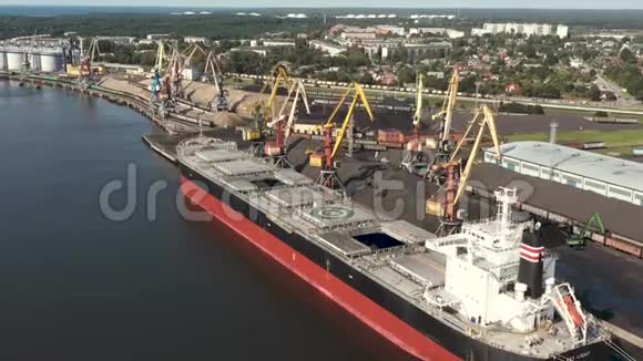 威尼斯拉特维亚2019年7月大干货船和港口起重机的空中视图在威尼斯港口装载货物视频的预览图
