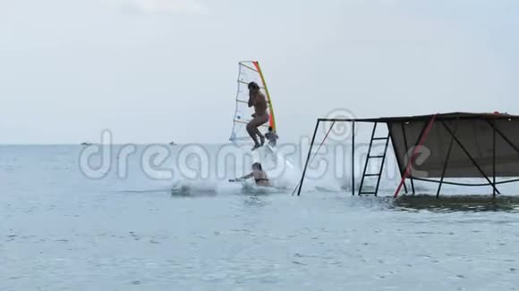 背景视频暑假青少年用帆从码头跳进海水视频的预览图