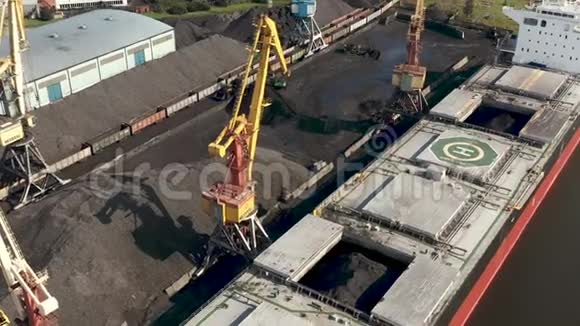 威尼斯拉特维亚2019年7月港口起重机的航空视图将货物装载到干货船和铁路运输视频的预览图