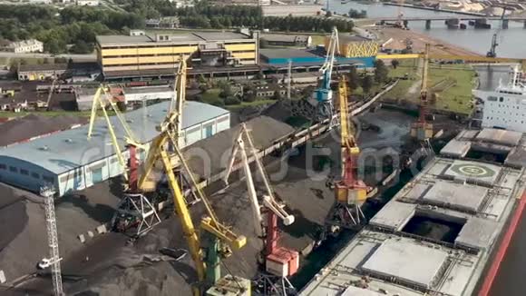 威尼斯拉特维亚2019年7月港口起重机的航空视图将货物装载到干货船和铁路运输视频的预览图