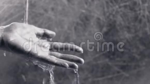 水从那人手里涌出来时间概念视频的预览图