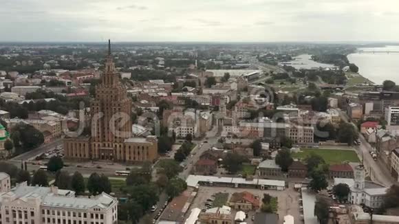 里加拉特维亚五月2019年空中全景的科学院大楼和路德教会在里加视频的预览图