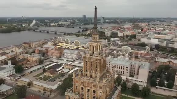 里加拉特维亚5月2019年拉脱维亚科学院大楼和背景旧市中心的空中景观视频的预览图