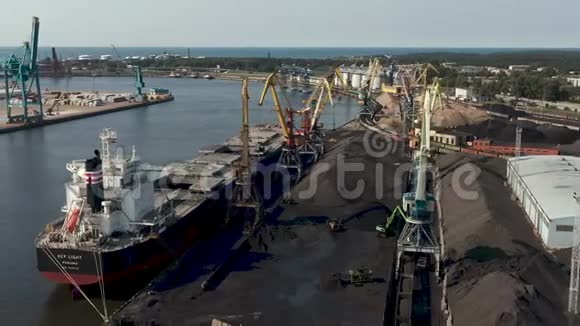 威尼斯拉特维亚2019年7月港口起重机的空中视图将货物装载到干货船和港口的视图视频的预览图