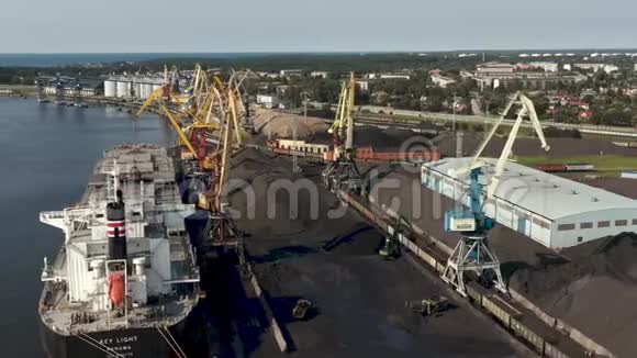 威尼斯拉特维亚2019年7月港口起重机的空中视图将货物装载到干货船和港口的视图视频的预览图