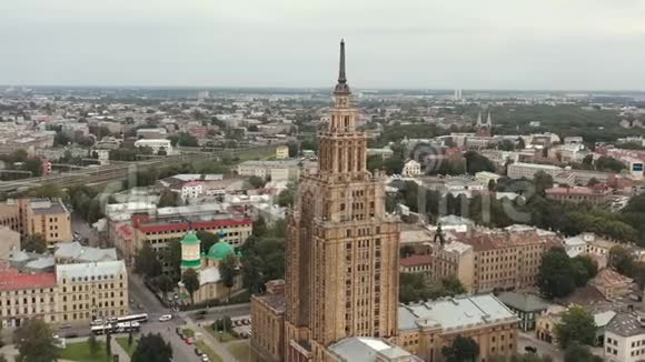 里加拉特维亚五月2019年空中无人机观拉脱维亚科学院大楼在阴沉的天气视频的预览图