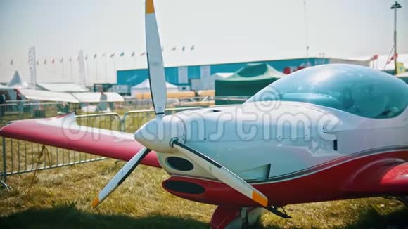 带前阀的白色和红色小飞机户外飞机博览会夏季视频的预览图