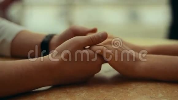 情侣牵着对方的手视频的预览图
