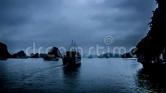 船游越南哈龙湾悬崖视频的预览图