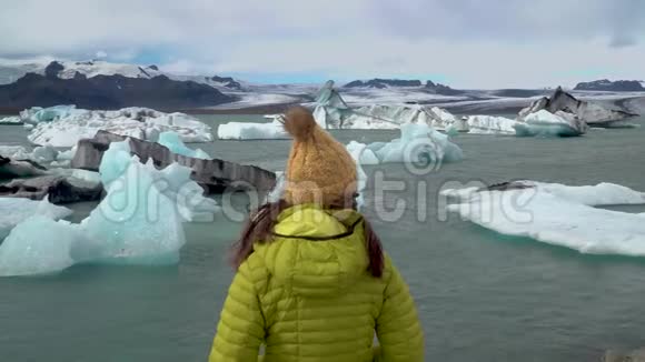 在冰岛旅游的人在看约库尔斯隆冰川泻湖视频的预览图