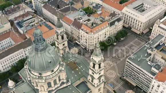 布达佩斯的城市景观和圣斯蒂芬巴西利卡的穹顶视频的预览图