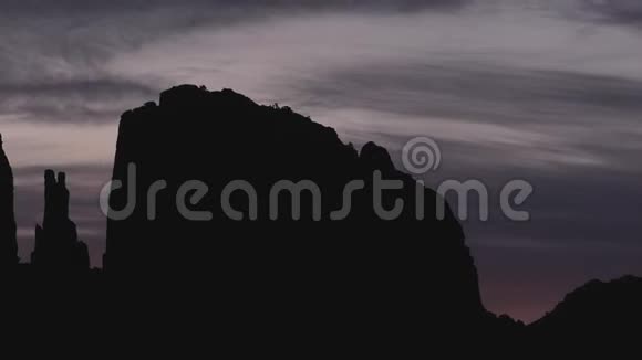 粉红日出云在塞多纳岩形成盘和缩放时间推移视频的预览图