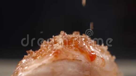 寿司卷上撒着磨碎的核桃慢动作烤生鱼片亚洲美食餐厅全高清240fps视频的预览图