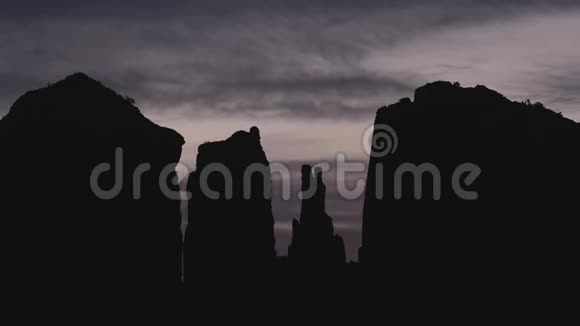 塞多纳岩层上的粉色日出云彩时间点特写视频的预览图