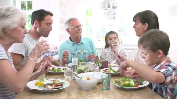 多代家庭围桌用餐视频的预览图
