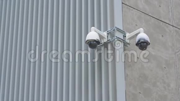 两个摄像头固定在一栋白色金属圆顶混凝土建筑上背景技术安全摄像头视频的预览图