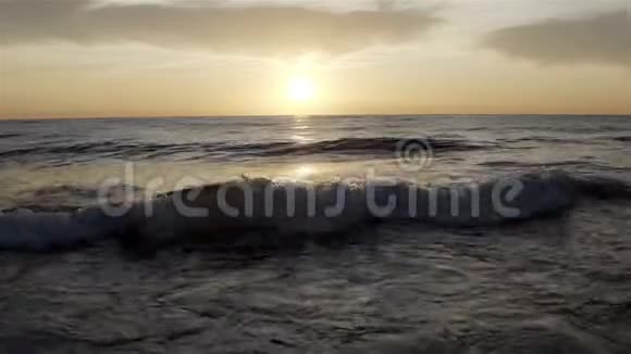 日落时海浪被冲到岸上视频的预览图