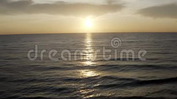 太阳越过海平线在水面上留下一条明亮的带子视频的预览图