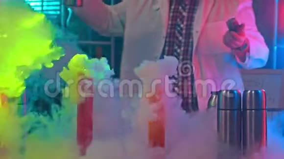 一位科学家用瓶子里的液氮表演霓虹灯里有大量的烟雾视频的预览图