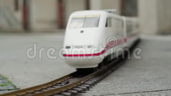 城市街道铁路模型高速电动快车乘车模型视频的预览图